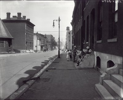 Afroamerikansk familie på bøjning uden for 2318 Pine Street af Unknown